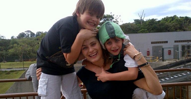 Isabeli Fontana com os filhos Zion e Lucas - Reprodução / Twitter