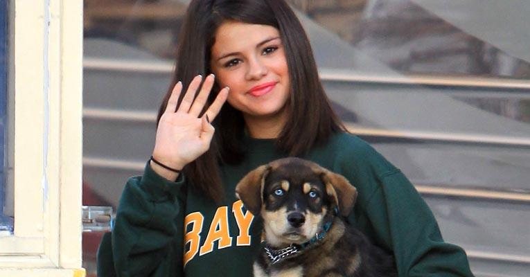 Selena Gomez com o cachorro Bailer, adotado por ela e Justin Bieber - Splash News splashnews.com