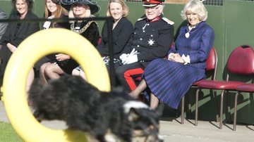 Camilla, a duquesa de Cornwall, visita centro de treinamento para cães - Getty Images