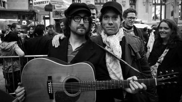 Sean Lennon e Rufus Wainwright cantam em plena Waal Street, em Nova York - Reprodução/Twitter