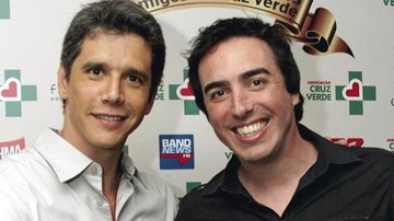 O ator Márcio Garcia e o cantor John Kip em encontro dos Amigos da Cruz Verde, SP.