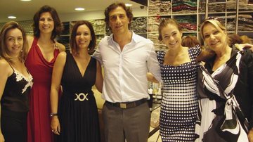 Em SP, Luciana Saraiva, Jacqueline Dalabona e Virginia Nowicki conferem coleção de verão da marca de Luis Ricardo Jona com Thaís Pacholek e Lucimara Parisi.