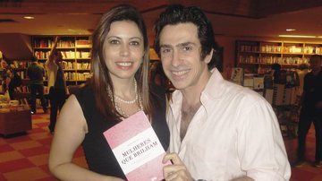 A apresentadora Mara Bastos e o psicólogo e escritor Alexandre Bez no lançamento do livro Mulheres que Brilham, de Maria Cândida, em SP.