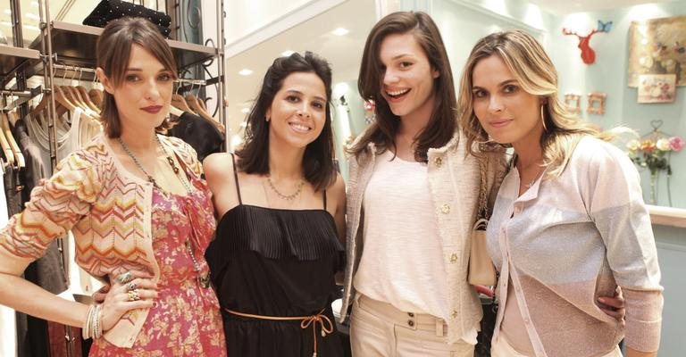 Roberta Ribeiro, de preto, recebe Lara Gerin, Tatiana Dumenti e Fernanda Barbosa em loja, em SP.