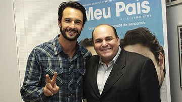 Rodrigo Santoro com o gerente de marketing Marcos Botelho na première do filme, em Ribeirão Preto, São Paulo.