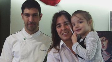 O chef Rodrigo Oliveira e a gerente Pethra Ferraz com a pequena Sofia Mandryk Escudeiro em aula, SP.