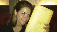 A atriz Monique Alfradique confere sobremesa com seu nome em bistrô paulistano.