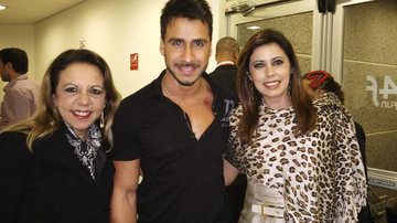 Maria Emilia Genovesi, o ator Júlio Rocha e Mara Bastos conferem show de Leonardo, em São Paulo.