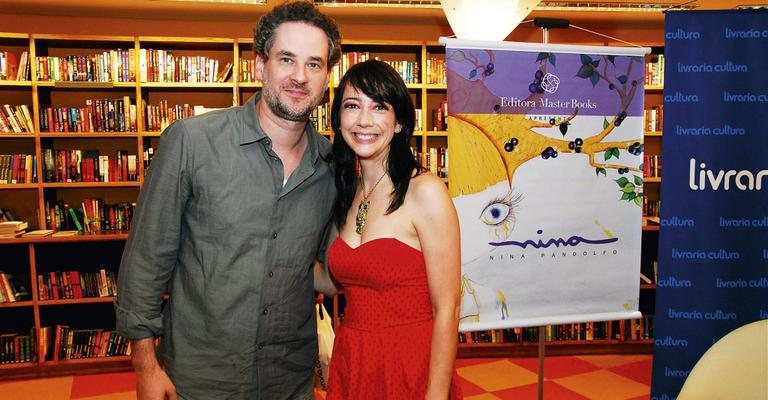 O ator Dan Stulbach no lançamento do livro Nina, da grafiteira Nina Pandolfo, em livraria da capital paulista.