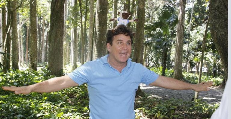 Marcos Frota com a pelúcia do macaco Muriqui, candidato a mascote dos Jogos Olímpicos de 2016 - Philippe Lima/AgNews