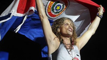 Com o rosto ferido, Steven Tyler se apresenta no Paraguai - Reuters