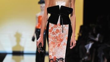 Armani Privé: Samurai Couture - influenciado pela cultura e conexão pessoal com o Japão - o estilista contribui com as vítimas do terremoto - a coleção cheia de texturas e estampas é uma homenagem ao país - Getty Images