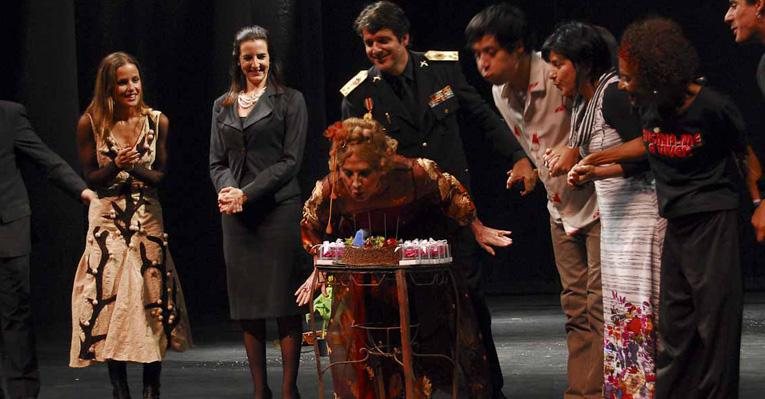 Glória Menezes e elenco comemoram os 4 anos do espetáculo Ensina-me a Viver - Celso Akin/AgNews