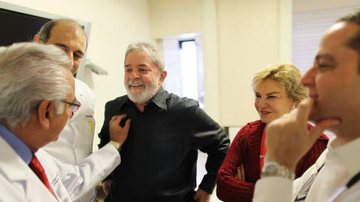 O ex-presidente Lula no Hospital Sírio-Libanês, onde fará sessões de quimioterapia para combater um câncer na laringe. Ele chegou acompanhado da mulher, Marisa Leticia - Divulgação/Instituto Lula