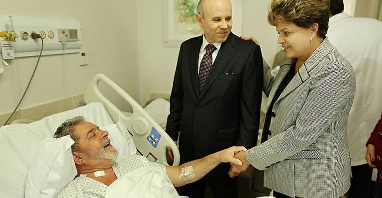 O ex-presidente Lula no quarto do hospital Sírio-Libanês, com Dilma Rousseff e o ministro da Fazenda, Guido Mantega - Ricardo Stuckert/Instituto Lula/Divulgação
