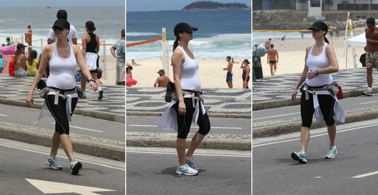 Grávida, Lavínia Vlasak caminha pela orla da praia do Leblon, no Rio de Janeiro - Wallace Barbosa / AgNews