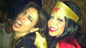 Luciana Gimenez e uma amiga em sua festa de aniversário - Reprodução/Twitter