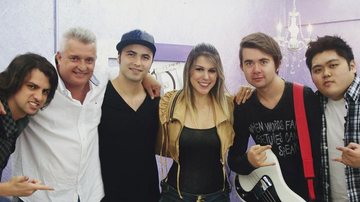 Marcos Xinef, de branco, e Hariane Fonseca recebem Heder Stefano, Karim Salman, Thiago Kazuo e Hub, da banda Mr Kaos, na atração da NGT, em São Paulo.