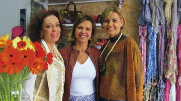 A estilista Angela Vannini é ladeada por Gilda Leal Patto e Jacqueline Meirelles, na apresentação de linha primavera-verão na sua boutique na capital paulista.