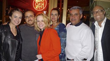 Thaís Pacholek, Mariana Ximenes e Patrícia Naves, com seu Mauro Naves, ao lado de Anderson Silva, no bistrô de Isaac Azar, em SP.