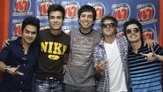 Na Rádio Metropolitana, Marcelo Barbur, ao centro, com Koba, Pe Lu, Thomas e Pe Lanza, do Restart, em SP.
