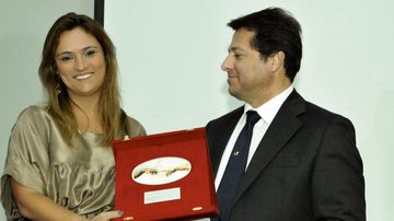 Flávia Santoro representa o irmão Rodrigo Santoro em premiação da Agência Italiana de Turismo e recebe láurea das mãos de Paolo Rubini.