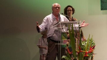 Ao lado da esposa e dos filhos, Tonico Pereira discursa após receber homenagem no Amazonas Film Festival - Carol Andrewsk / CARAS Online
