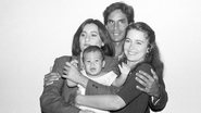 Cássia Kiss Magro (Ana), Victor Fasano (Zeca), Claudia Abreu (Clara) e o bebê - Canal Viva / Divulgação