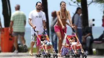 O casal passeia com Helena e Isabela na Barra, Rio, onde ele fez show.