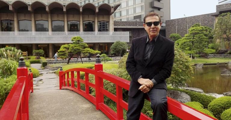 No jardim do hotel New Otane, em Tóquio, o famoso colunista social eletrônico traça roteiro da viagem. - Leandro Sawaya