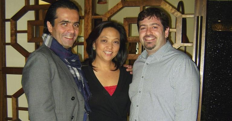Em SP, o apresentador Fabio Arruda e a restauratrice Nancy Saeki jantam no restaurante de Roni Kormis.