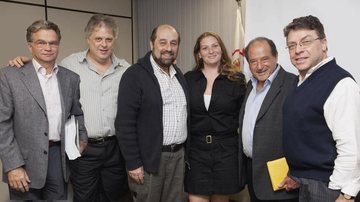 Mário Fleck, Ricardo Berkiensztat, Boris Ber, Renata Plapler, Charles Tawil e Alberto Milkewitz em debate para jovens da comunidade judaica, em São Paulo.