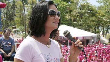 Ela faz alerta contra o câncer de mama - Denilson Marins