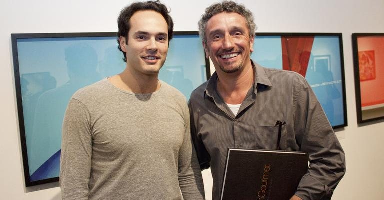 O fotógrafo Gabriel Matarazzo recebe o chef Emmanuel Bassoleil no lançamento do livro com suas fotos, em São Paulo.