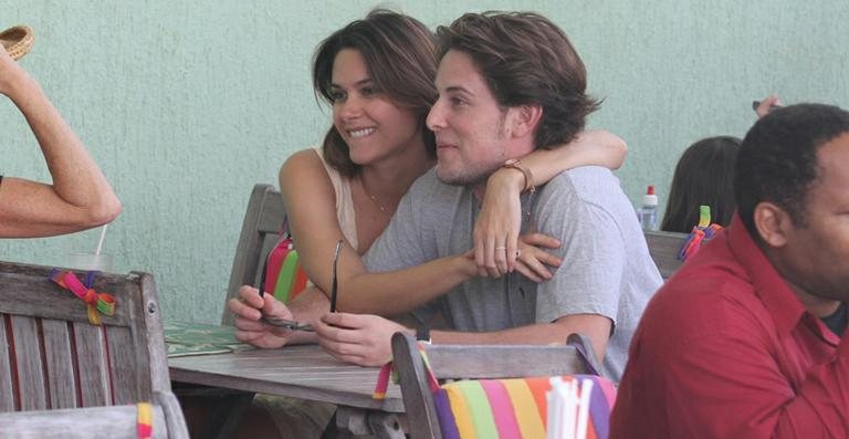 Fernanda Machado almoça com o namorado, Robert Riskin, no Rio de Janeiro - Dilson Silva / AgNews