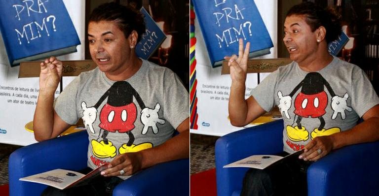 David Brazil lê para crianças no Rio de Janeiro - Anderson Borde / AgNews
