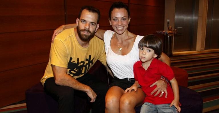 Carla Marins e o marido, Hugo Baltazar, levam o pequeno Leon ao teatro - Felipe Assumpção / AgNews