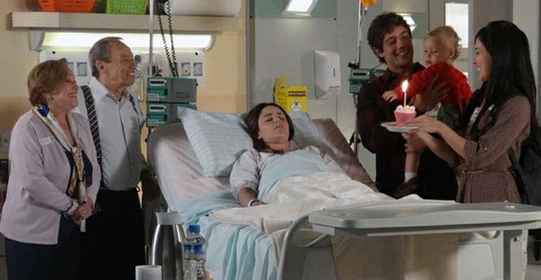 A família improvisa uma festinha para a menina no hospital com a mãe - TV Globo / Reprodução
