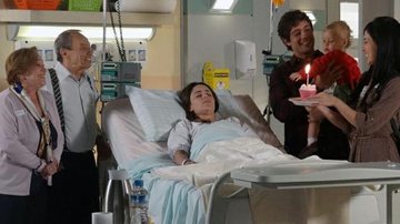 A família improvisa uma festinha para a menina no hospital com a mãe - TV Globo / Reprodução
