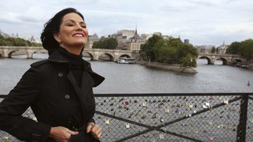 Luiza, que já foi várias vezes à capital francesa, se alegra ao conhecer a Ponte das Artes, onde casais prendem cadeados para simbolizar a paixão e uma relação sem fim.