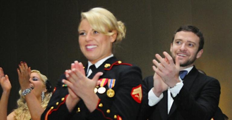 Justin Timberlake acompanha a oficial Kelsey De Santis em baile da Marinha - Reprodução / Site Oficial
