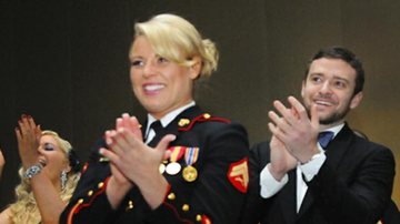 Justin Timberlake acompanha a oficial Kelsey De Santis em baile da Marinha - Reprodução / Site Oficial
