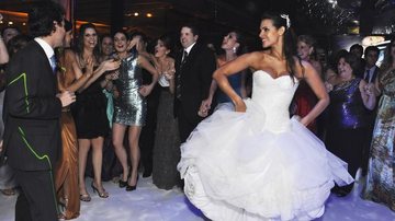 Lívia dança cercada por convidados - Denise Ricardo