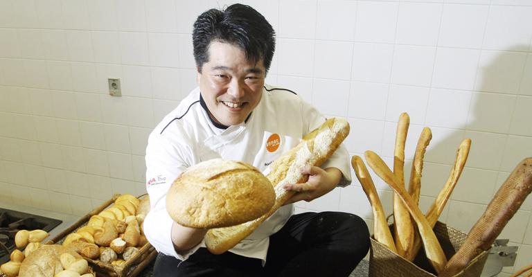 O chef Rogerio Shimura ensina tudo sobre pães.