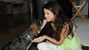 Selena Gomez com seu cãozinho Baylor após a cirurgia - The Grosby Group