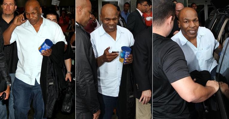 O ex-pugilista norte-americano Mike Tyson desembarcou, nesta quinta-feira, 17, no aeroporto internacional Antônio Carlos Jobim (Galeão) do Rio de Janeiro - Gabriel Reis e Delson Silva/AgNews