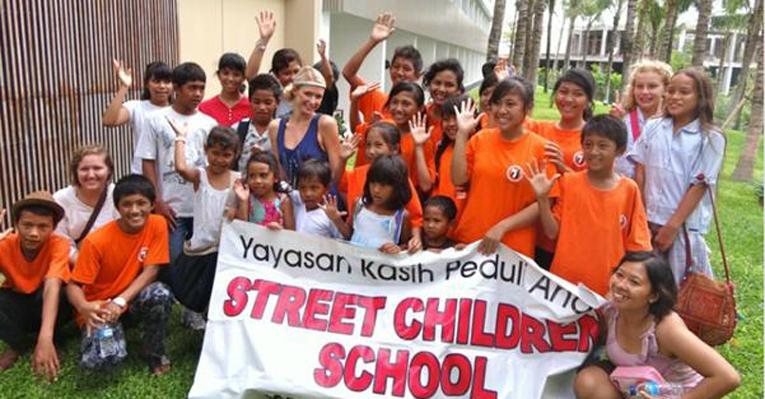 Paris Hilton com crianças de um orfanato em Bali, na Indonésia - Reprodução