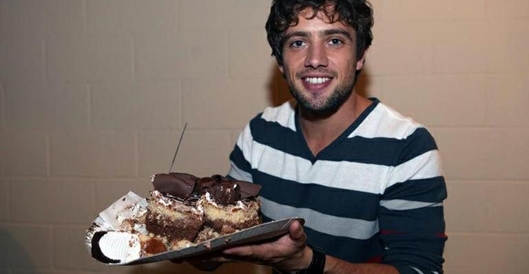 Rafael Cardoso ganha bolo de aniversário no Projac - Reprodução / TV Globo