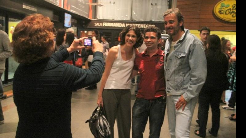Juliana Martins e Alexandre Borges posam com fãs - Daniel Delmiro / AgNews