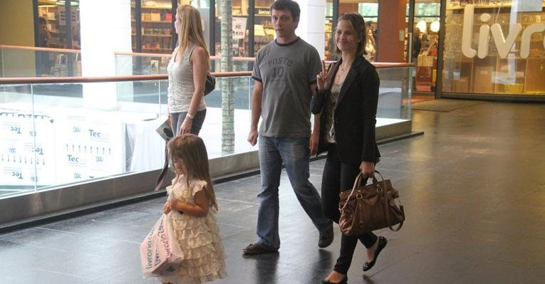 Luiza Valdetaro passeia com a família em shopping - Daniel Delmiro / AgNews